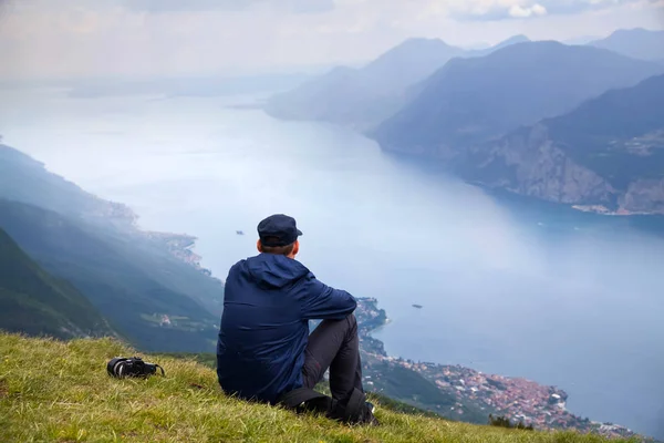 Cestovatel Relaxaci Vrcholu Kopce Sledovat Nádherné Scenérie Hor Jezera Krajiny — Stock fotografie