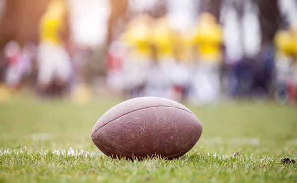 Nahaufnahme Eines American Football Auf Dem Spielfeld Spieler Hintergrund — Stockfoto