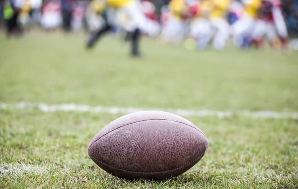 Primo Piano Football Americano Sul Campo Giocatori Sullo Sfondo — Foto Stock