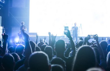 Konserde kalabalık - Parlak sahne ışıkları içinde tezahürat yapan kalabalık
