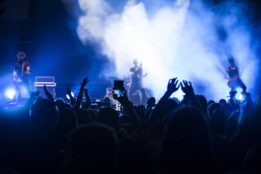 Konserde kalabalık - Parlak sahne ışıkları içinde tezahürat yapan kalabalık