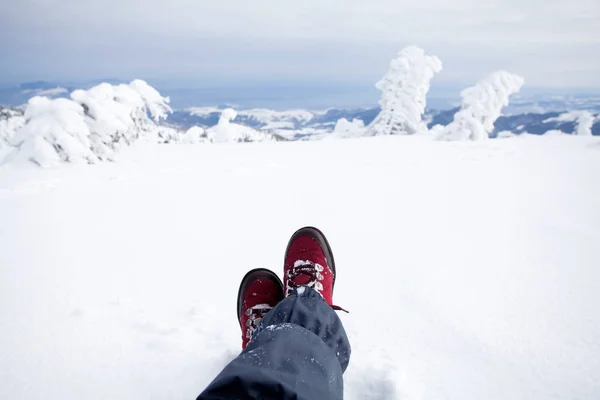 Taze Kar Içinde Yüksek Dağın Tepesinde Oturan Yolcunun Bacak Özgürlük — Stok fotoğraf