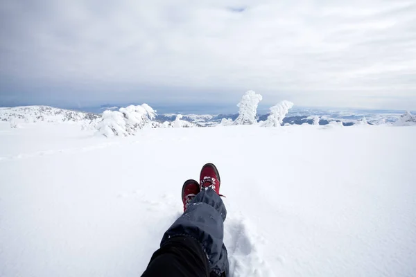 Taze Kar Içinde Yüksek Dağın Tepesinde Oturan Yolcunun Bacak Özgürlük — Stok fotoğraf