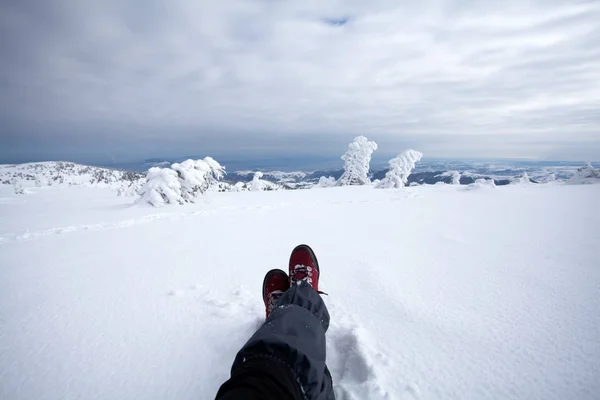 Piernas Viajero Sentadas Cima Una Alta Montaña Con Nieve Fresca — Foto de Stock
