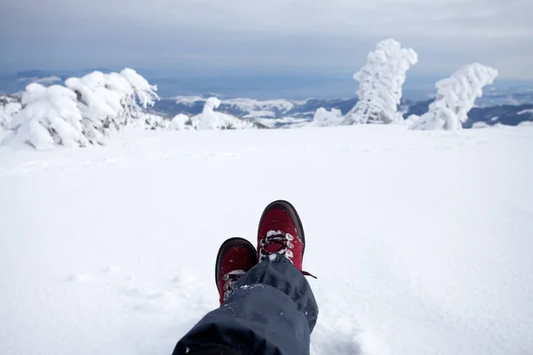 Legs Traveler Sitting High Mountain Top Fresh Snow Freedom Concept — Stock Photo, Image