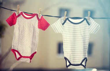clothesline üzerinde asılı bebek giysileri