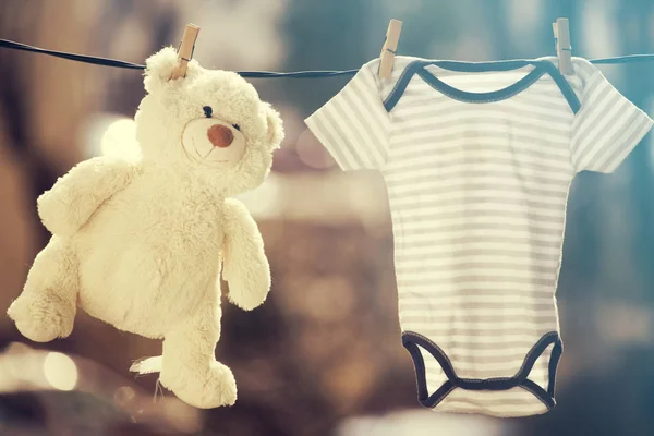 Babykleidung Und Teddybär Hängen Der Wäscheleine — Stockfoto