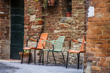 Retro tezgah eski İtalyanca evde küçük kasaba Pienza, İtalya dışında. Bitki süslemeleri