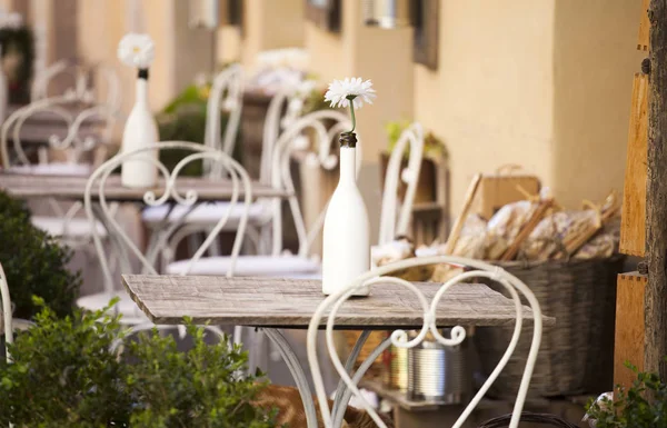 Terraço Acolhedor Uma Rua Italiana Com Cadeiras Brancas Flores Brancas — Fotografia de Stock