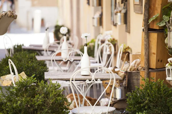 意大利街头的舒适露台 配有白色的椅子和白色的花朵 — 图库照片