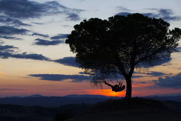 Silhouette Felice Giovane Donna Altalena Con Sfondo Tramonto — Foto Stock