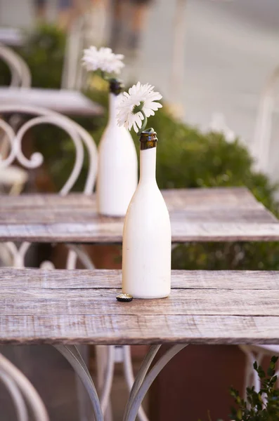 Acogedora Terraza Una Calle Italiana Con Sillas Blancas Flores Blancas — Foto de Stock