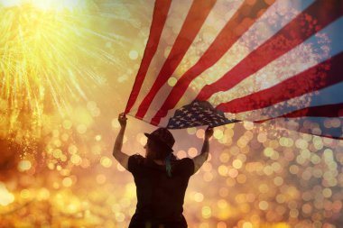 4 Temmuz 'da Amerikan bayrağını tutan mutlu vatansever genç kız.. 
