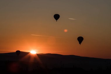 Güzel gün batımı içinde sıcak hava balonları siluet. Özgürlük ve seyahat kavramı.