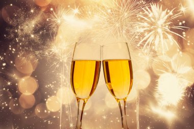 Bardak şampanya köpüklü tatil arka planda havai fişek ile