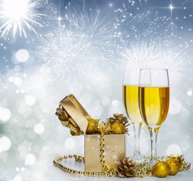 Bardak şampanya köpüklü tatil arka planda havai fişek ile