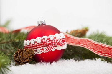 Tatil arka plan üzerinde kırmızı Noel süsleri