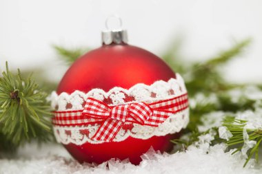 Tatil arka plan üzerinde kırmızı Noel süsleri