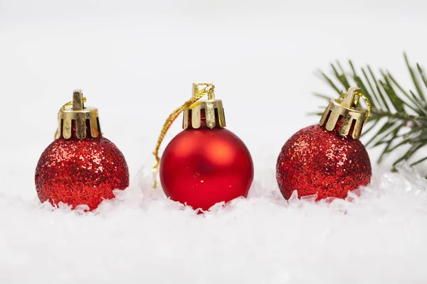 雪の上の赤いクリスマスの装飾 — ストック写真