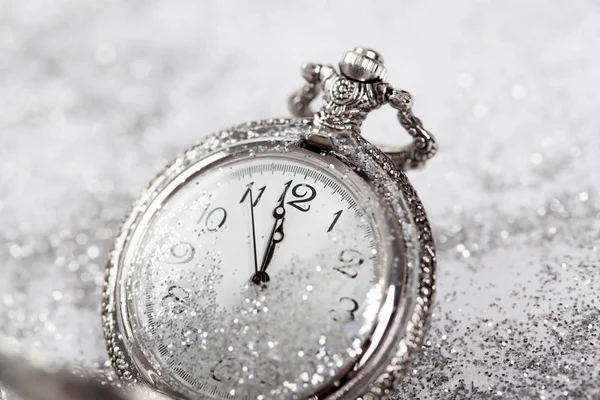 Старые Серебряные Часы Крупным Планом Полночь Новый Год — стоковое фото