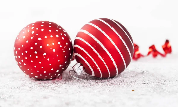 Rode Kerstballen Geïsoleerd Wit — Stockfoto