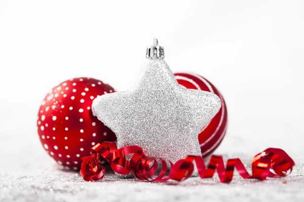 白い上に隔離された赤いクリスマスの泡 — ストック写真