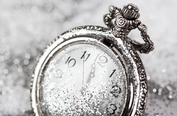 Gece Yarısı Eski Gümüş Saatim Closeup Yeni Yıl Concep — Stok fotoğraf