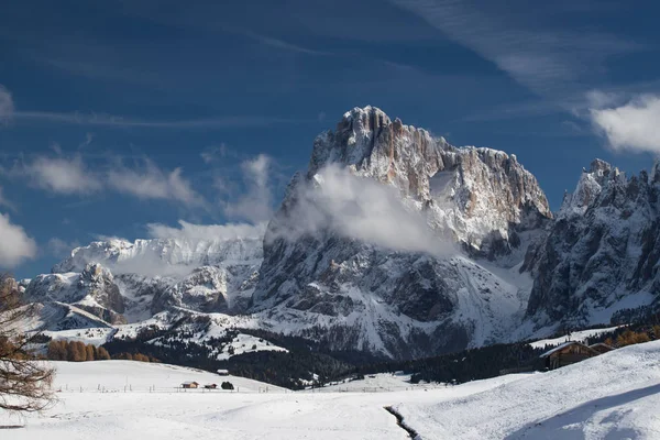 Langkofel Plattkofel の美しい景色冬のアルペ シウージや南チロル イタリアでセイサー Alm サッソルンゴとサッソルンゴ のドロミテ山脈 — ストック写真