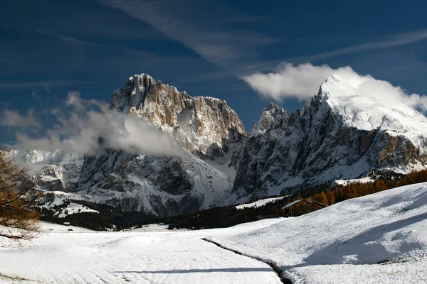 冬季意大利南蒂罗尔的Alpe Siusi或Seiser Alm的Langkofel和Plattkofel Sassolungo和Sassopiatto 白云石山美景 — 图库照片