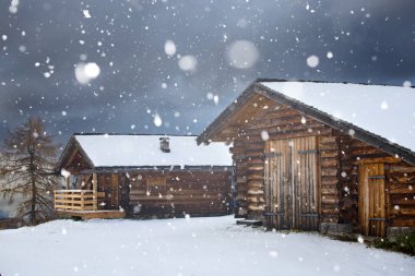  Sihirli tatil arka planını yağan kar kış dağlarda