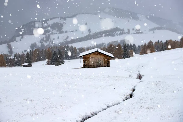 Волшебный Отдых Фоне Падающего Снега Зимних Горах — стоковое фото