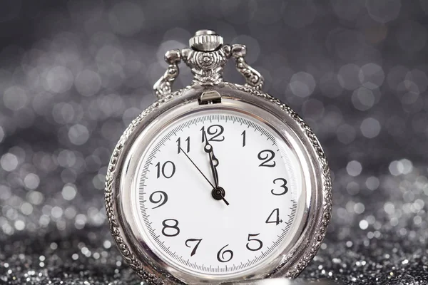 Старые Серебряные Часы Крупным Планом Полночь Новый Год — стоковое фото