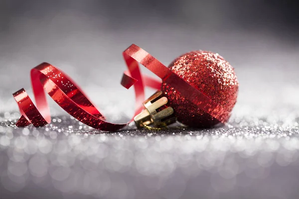 闪闪发光的圣诞背景与红色的小玩意 — 图库照片