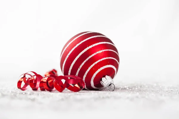 Rode Kerstballen Geïsoleerd Wit — Stockfoto