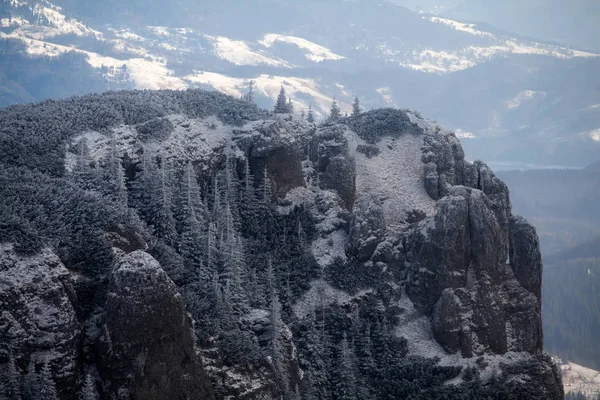 Jul Och Nyår Bakgrund Med Vinter Träd Berg Täckt Nysnö — Stockfoto