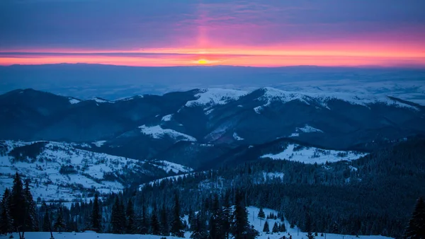Schöner Sonnenaufgang Den Winterbergen Transsilvaniens — Stockfoto