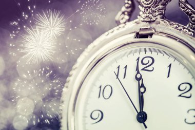 Yılbaşı gece yarısı - yıldız kar taneleri ve holiday lights ile eski saat