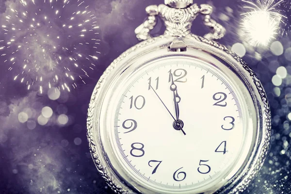 Neujahr Mitternacht Alte Uhr Mit Sternen Schneeflocken Und Weihnachtsbeleuchtung — Stockfoto