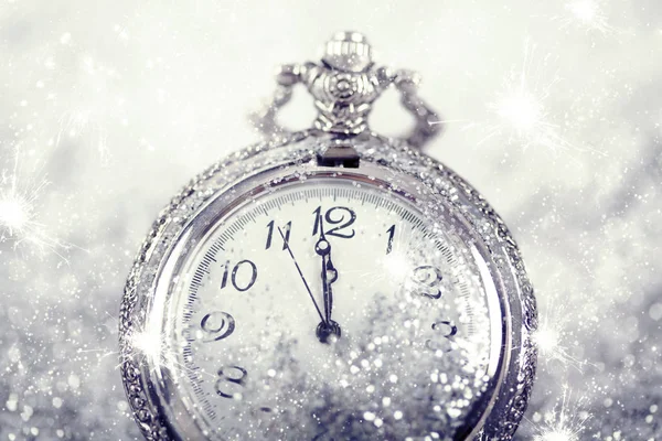 Capodanno Mezzanotte Vecchio Orologio Con Stelle Fiocchi Neve Luci Natalizie — Foto Stock
