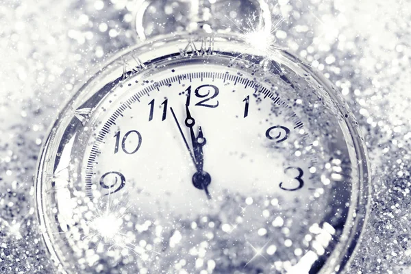 新年の真夜中 古い時計を受けて雪片および休日ライト — ストック写真