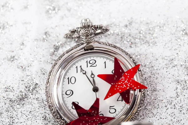 Neujahr Mitternacht Alte Uhr Mit Schneeflocken — Stockfoto