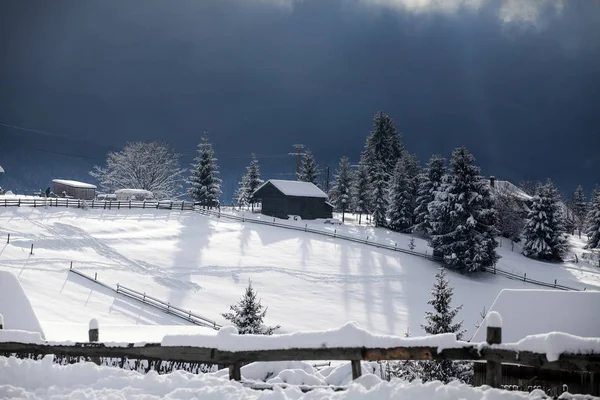 Pohádkové Zimní Krajina Karpatských Horách Zasněžené Horské Vesnice — Stock fotografie