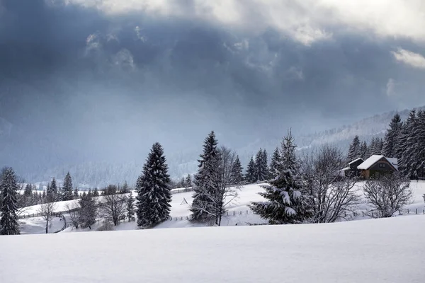 Baśniowy Krajobraz Zima Karpatach Pokryte Śniegiem Górskie Wioski — Zdjęcie stockowe