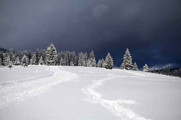 Fondo Navidad Año Nuevo Con Árboles Invierno Montañas Cubiertas Nieve —  Fotos de Stock