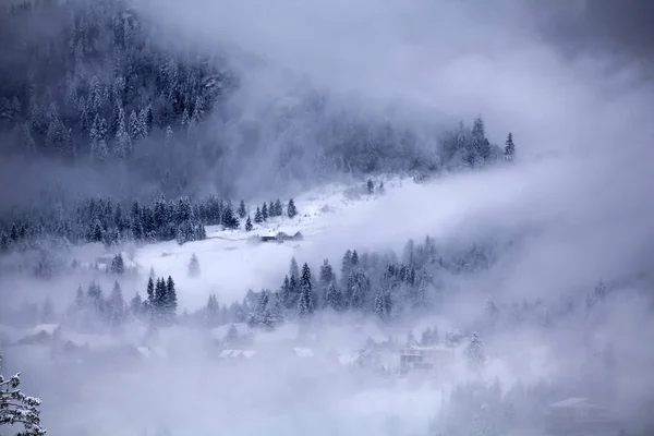 Paisaje Invernal Hadas Las Montañas Cárpatas Nieve Cubierto Pequeño Pueblo — Foto de Stock