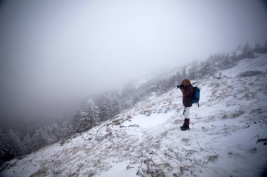 Kış dağlarında seyahat fotoğrafçı