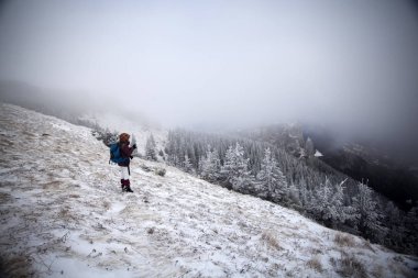 Kış dağlarında seyahat fotoğrafçı