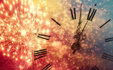 Yılbaşı gece yarısı - havai fişek ve tatil ışıkları ile eski saat