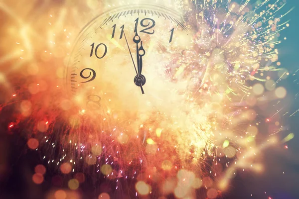 新年の午前零時 古い時計と花火とホリデー照明 — ストック写真