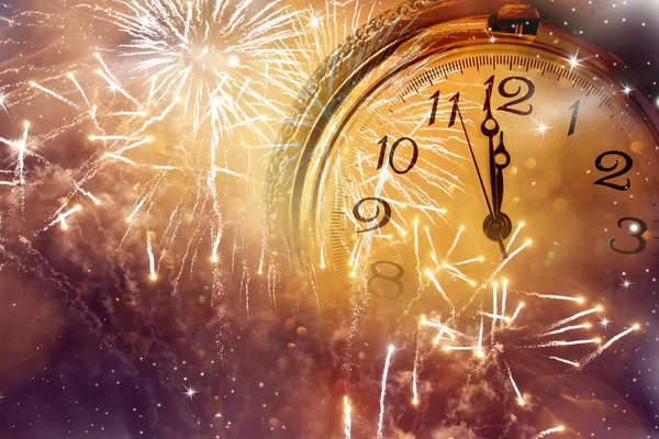 Silvester Mitternacht Alte Uhr Mit Feuerwerk Und Weihnachtsbeleuchtung — Stockfoto